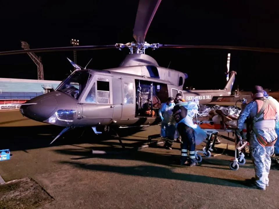 Fuerza aérea de Chile realiza traslado de paciente en estado grave tras incendio en Tocopilla.