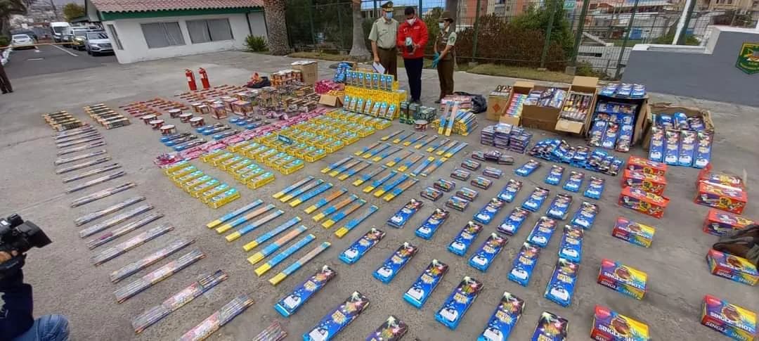 Carabineros intercepta millonario cargamento de fuegos artificiales.