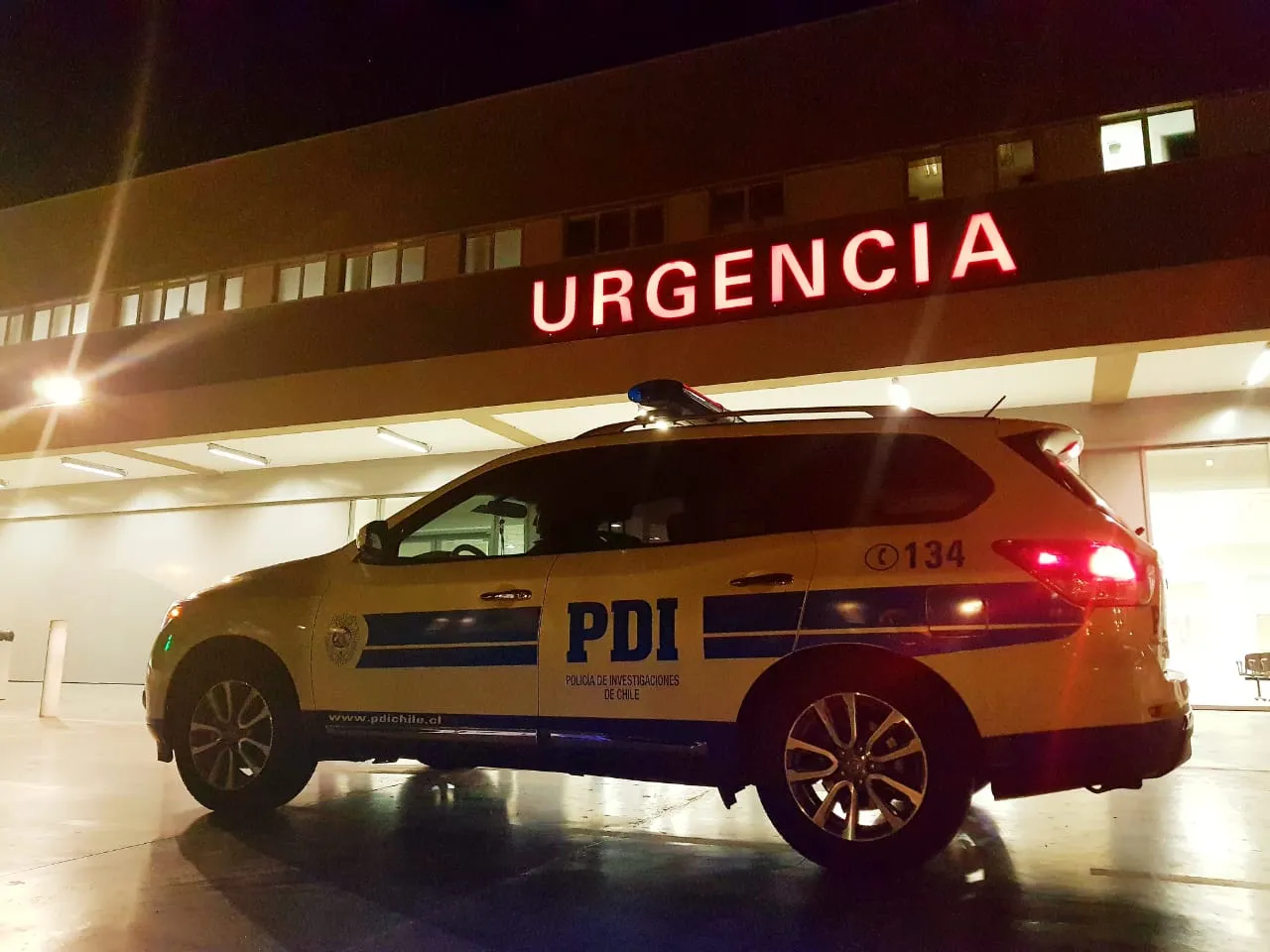 PDI investiga el hallazgo de dos cuerpos al interior de un vehículo en el estacionamiento del hos...