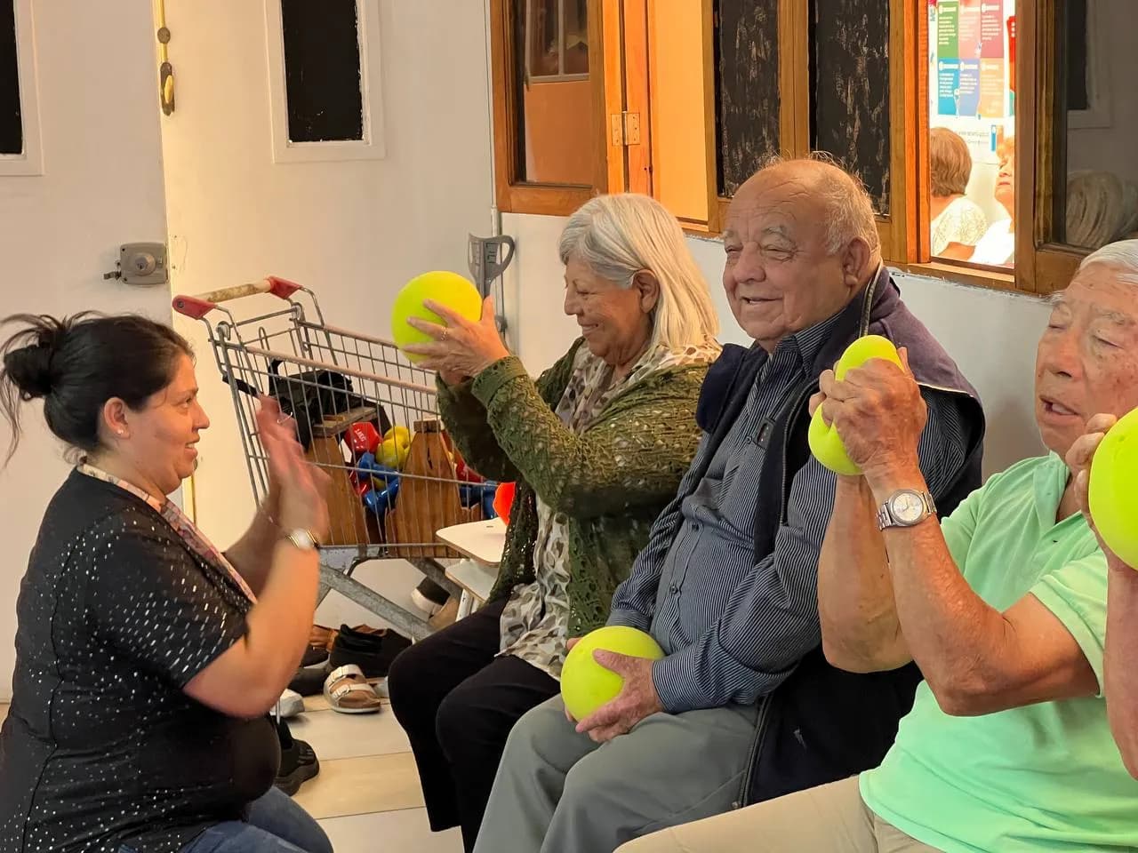 Talleres para adultos mayores en sala de rehabilitación