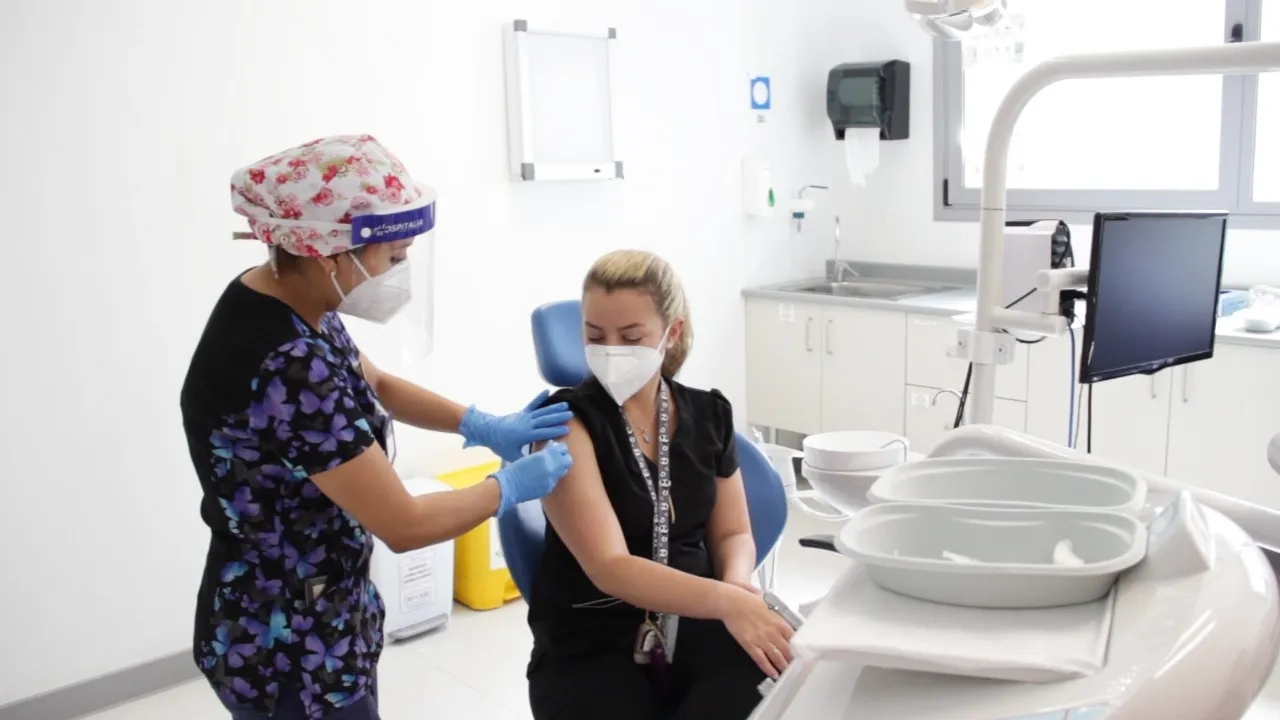 850 funcionarios vacunados durante la primera jornada de inmunizaciónen el hospital regional de A...