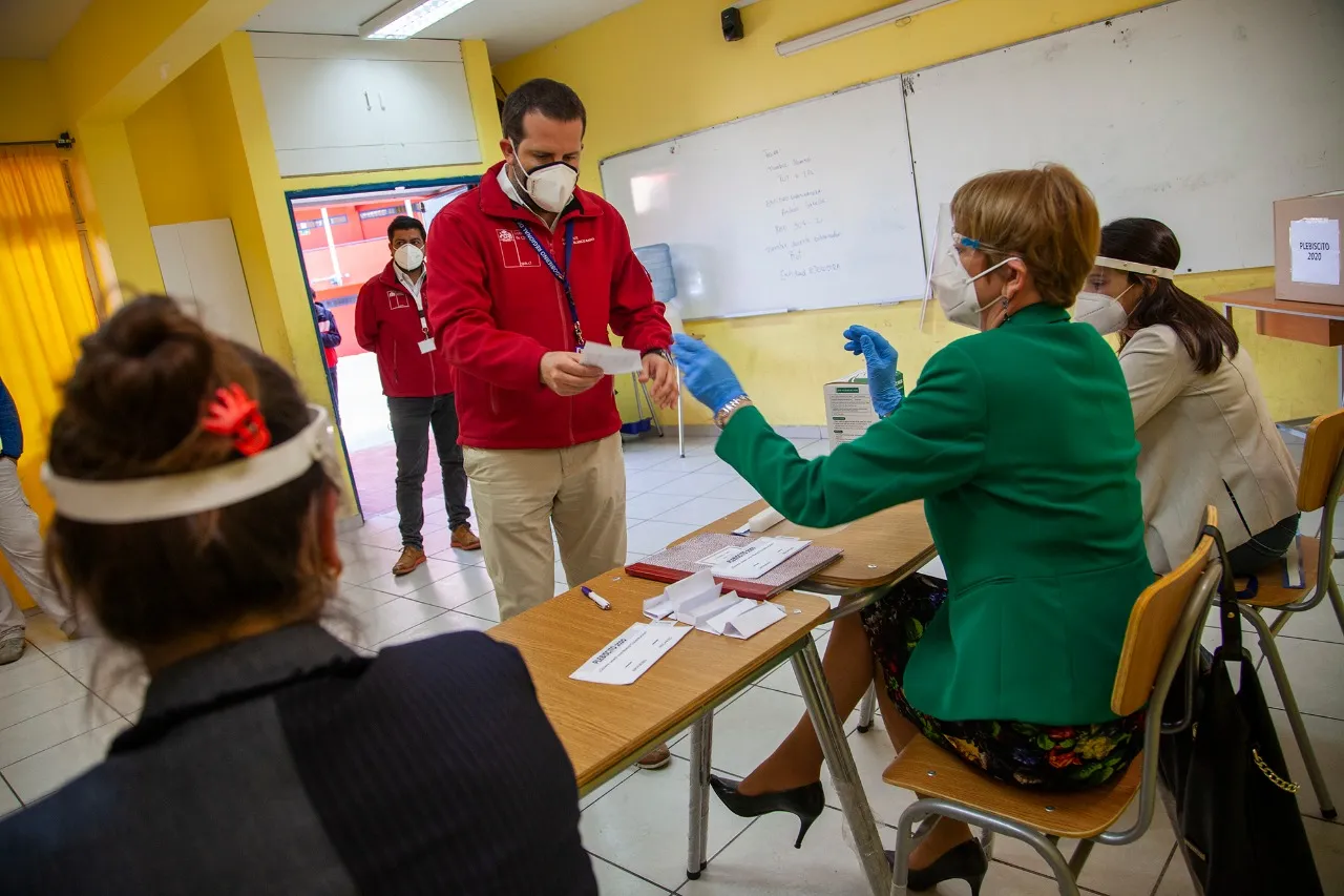 Autoridades regionales participan en simulacro de votación por Plebiscito.