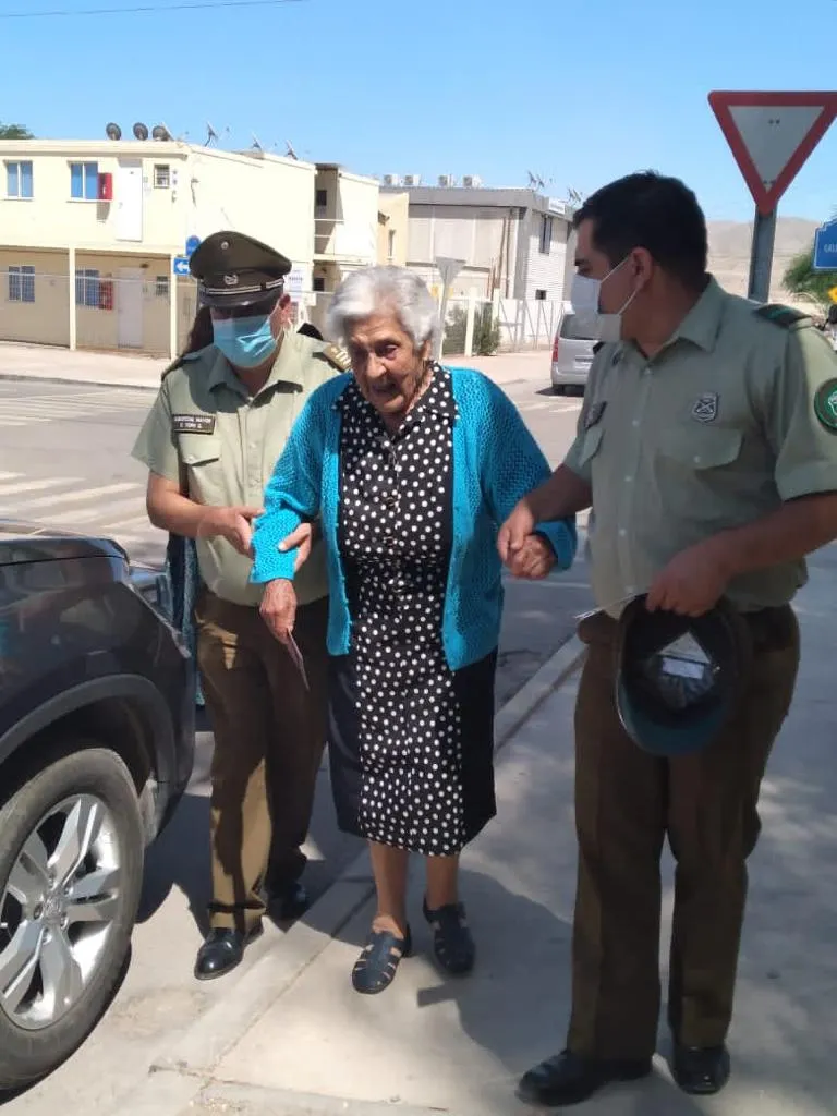 Abuelita de 95 años se reencuentra con la pampa que la vio nacer gracias a Carabineros.
