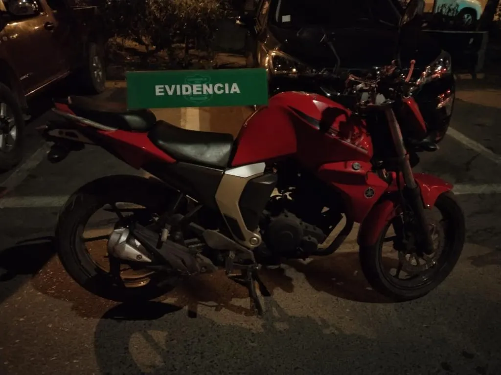 Carabineros recupera motocicleta sustraída y detiene a sujeto.