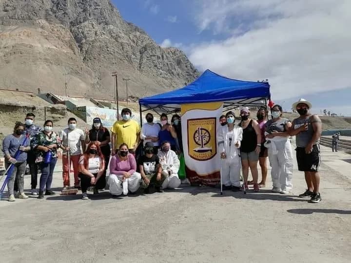 Se lucieron con la limpieza de playas los estudiantes del Liceo Polivalente Domingo Latrille.