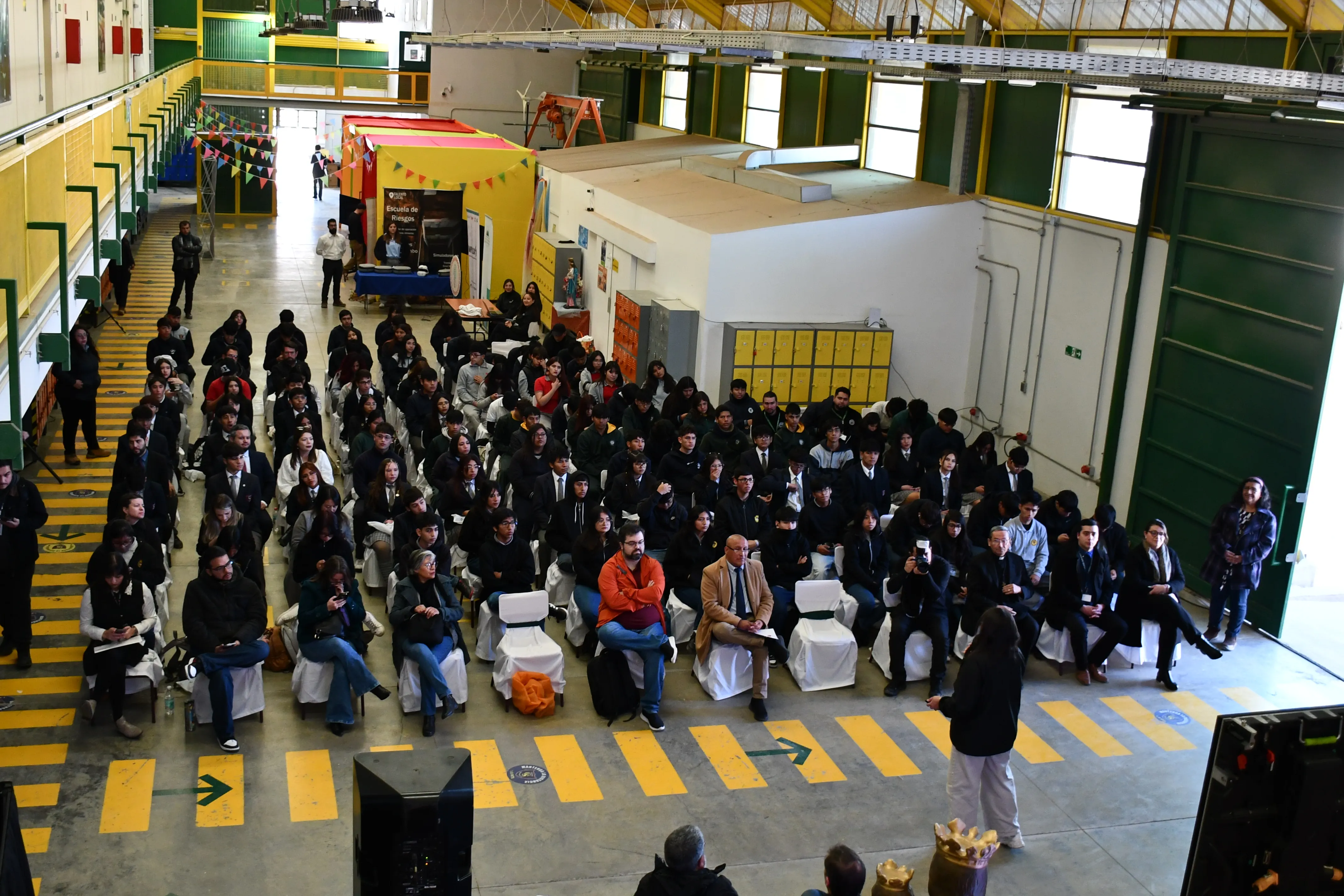 "Fiesta de los Nuevos Perfiles 4.0" conectó a estudiantes con la minería del futuro en el Colegio...