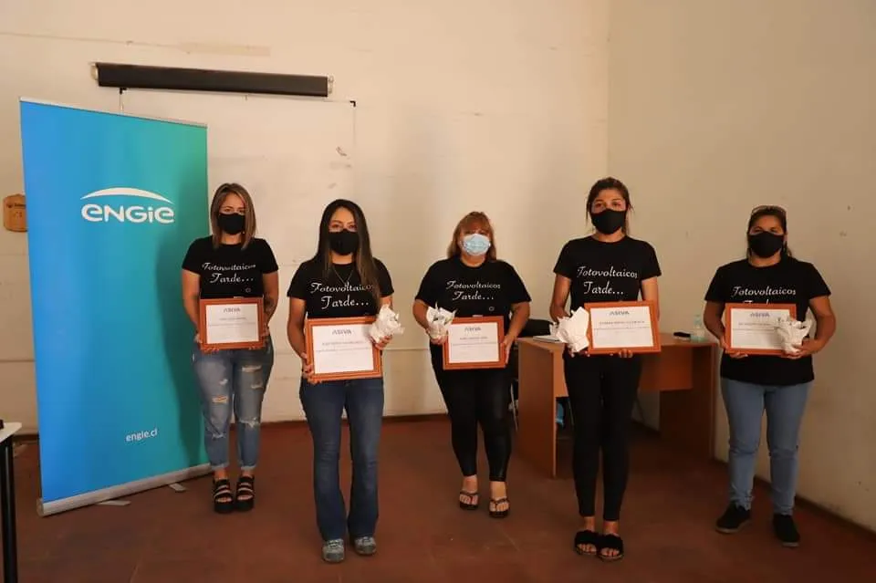 Mujeres de Tocopilla se capacitaron en instalación y mantención de paneles solares.