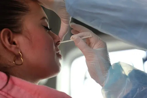 Pacientes en Chile podrán someterse a test PCR sin orden médica.