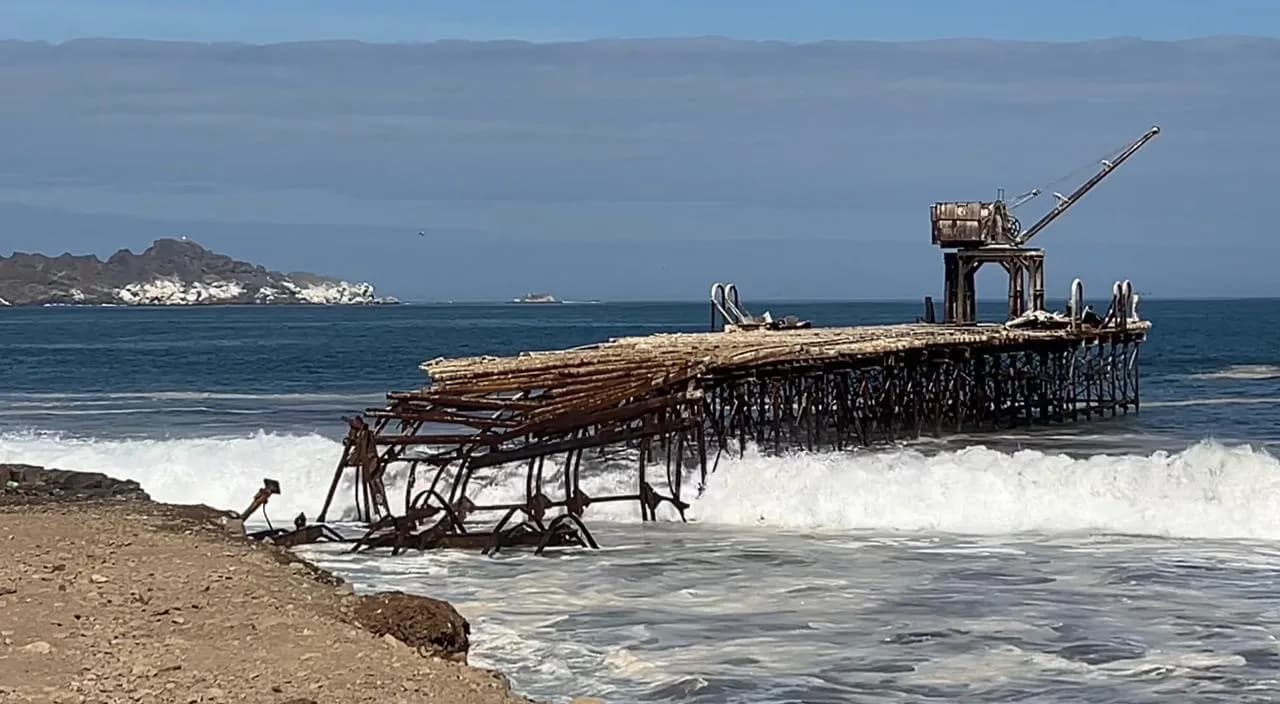 Seremi MOP y alcalde de Taltal inspeccionan daños en Muelle Histórico tras desplome por marejadas.