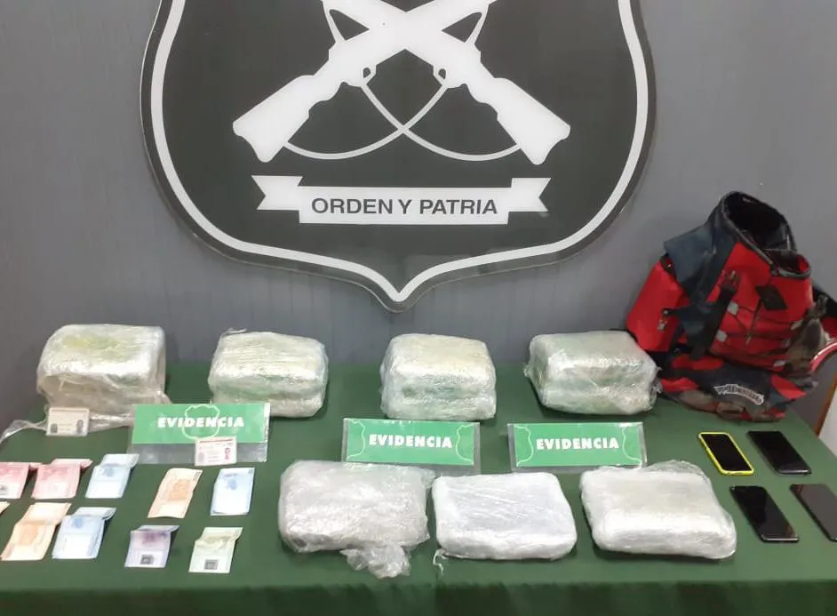 En control carretero Carabineros sorprende trafico de marihuana.