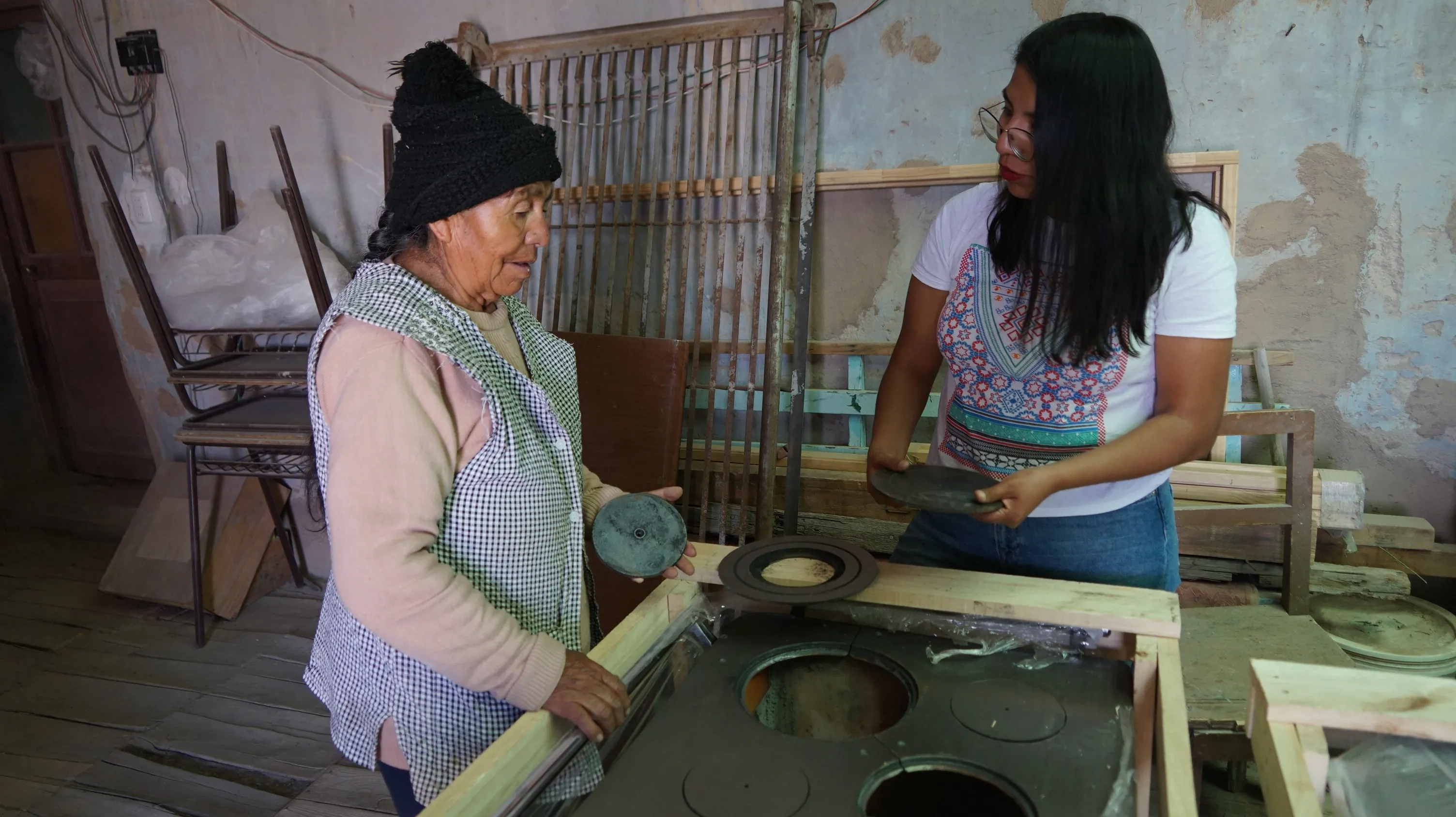 Más de 60 adultos mayores de Ollagüe contarán con cocina a leña con Fondo Comunitario de El Abra.