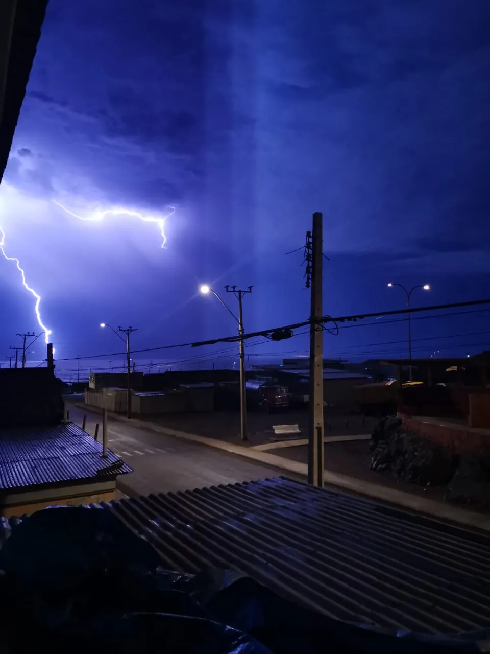 Con truenos y relámpagos pasó frente de mal tiempo en Tocopilla.