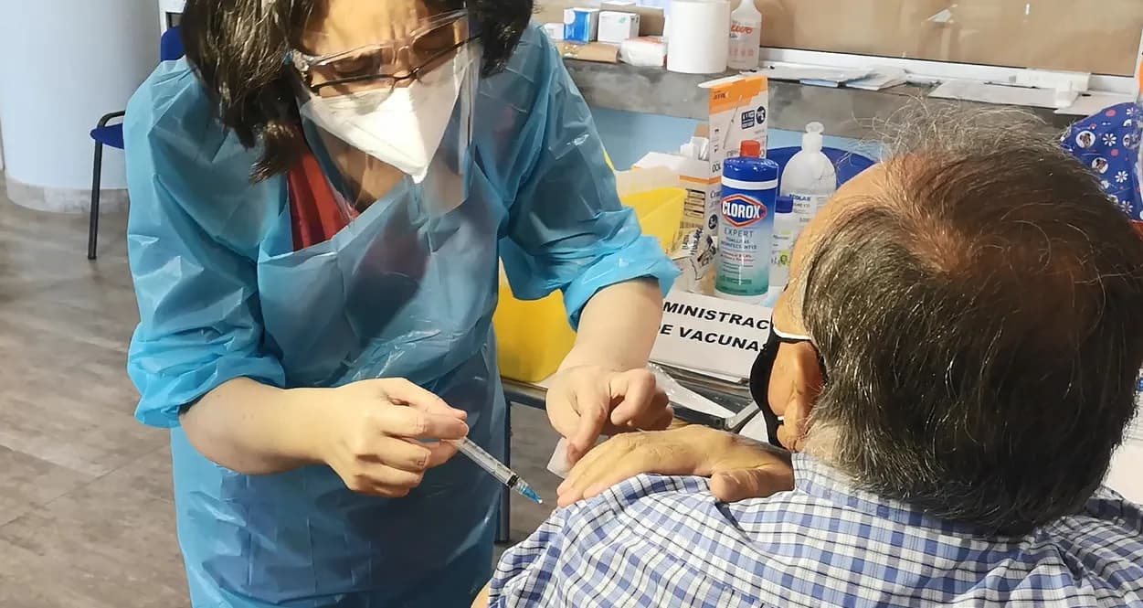 Gobernador recibe primera dosis contra Covid-19 y destaca gran interés por vacunarse.