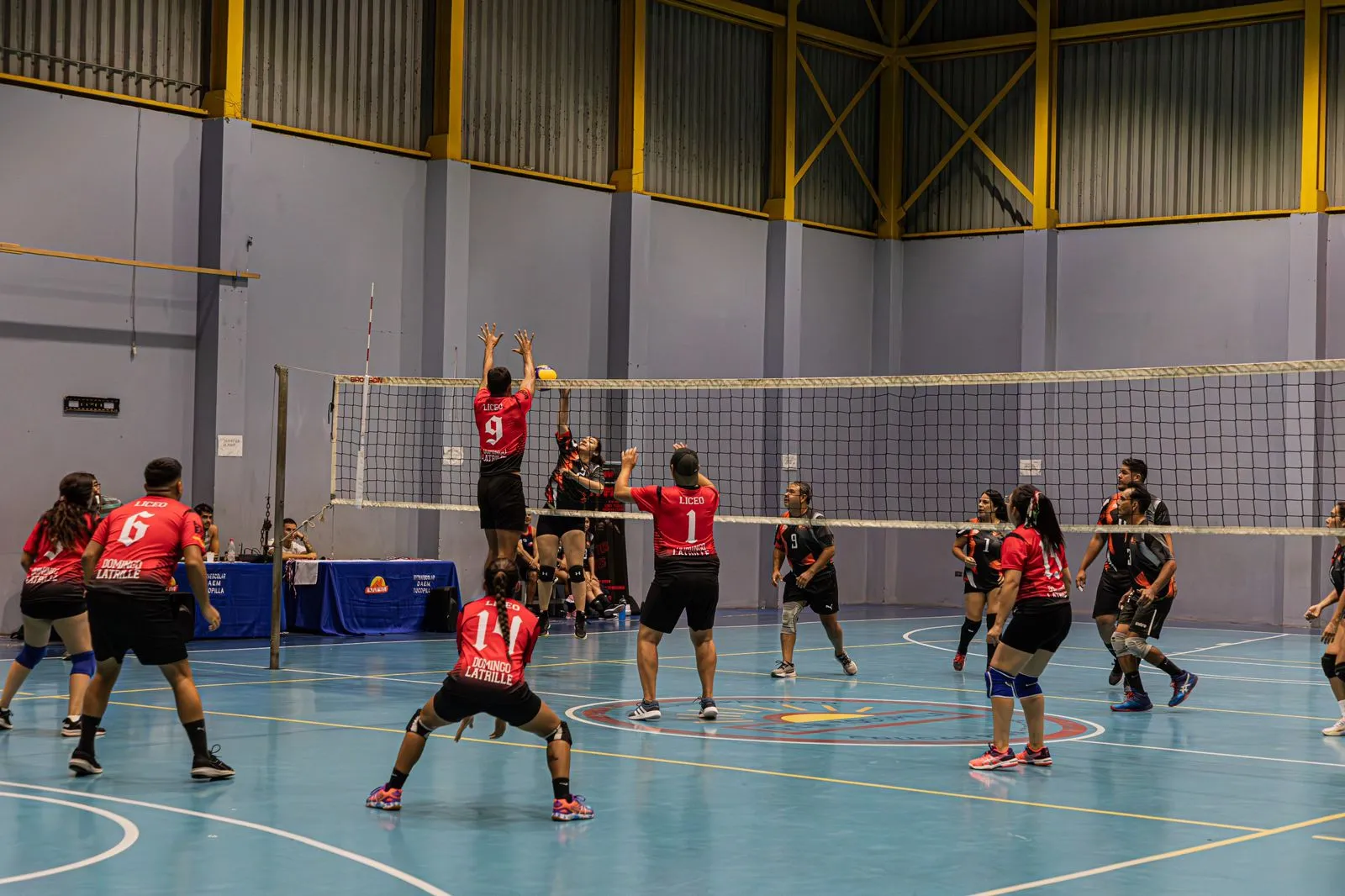 Jóvenes tocopillanos se lucen en torneo de Voley Mixto