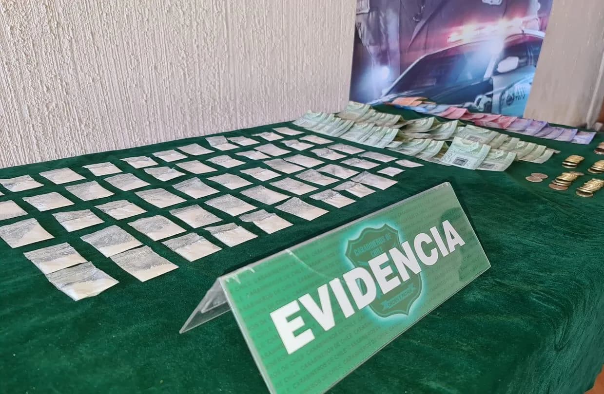 Carabineros detiene a mujer por micro tráfico y clandestino de alcohol en Calama.