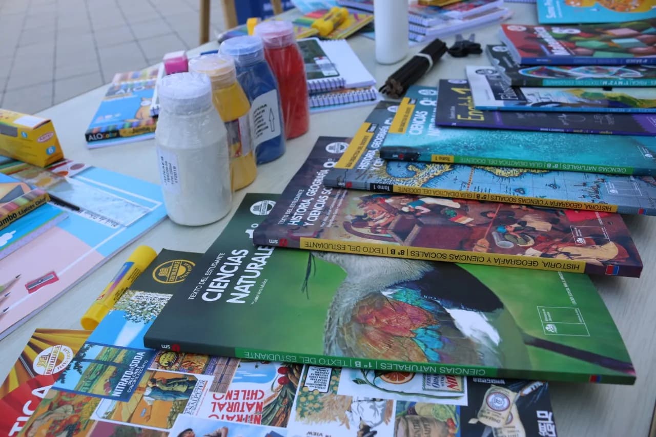 Ministro y Superintendente de Educación recomiendan reutilizar útiles escolares del año pasado