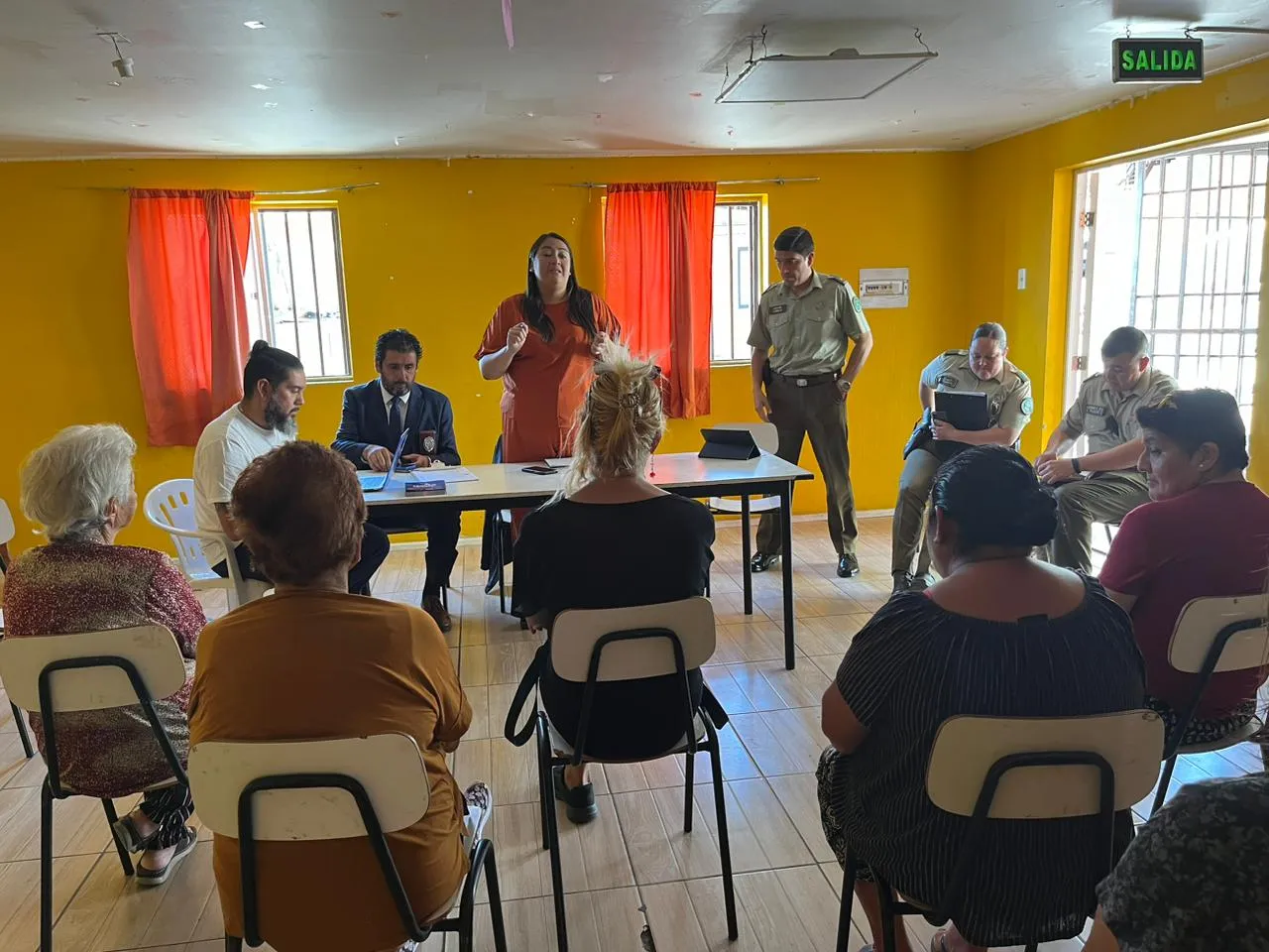 Delegada Presidencial Provincial junto a Carabineros y PDI se reúnen con vecinas y vecinos de la...
