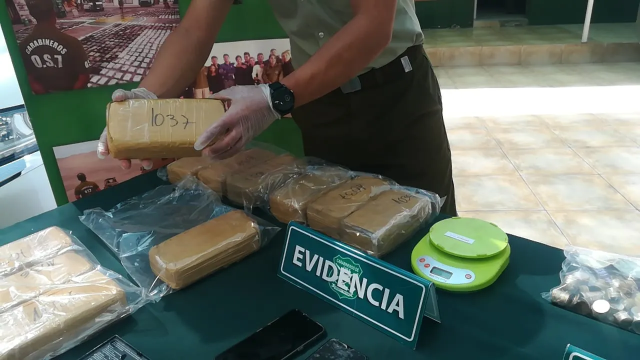 217 millones en drogas intercepta Carabineros del OS7 en plena ruta.