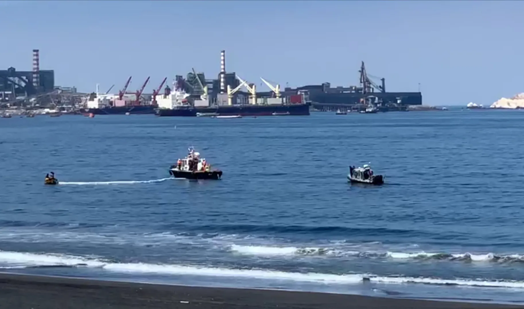 Derranme de sustancia contaminante en la Bahía de Tocopilla.