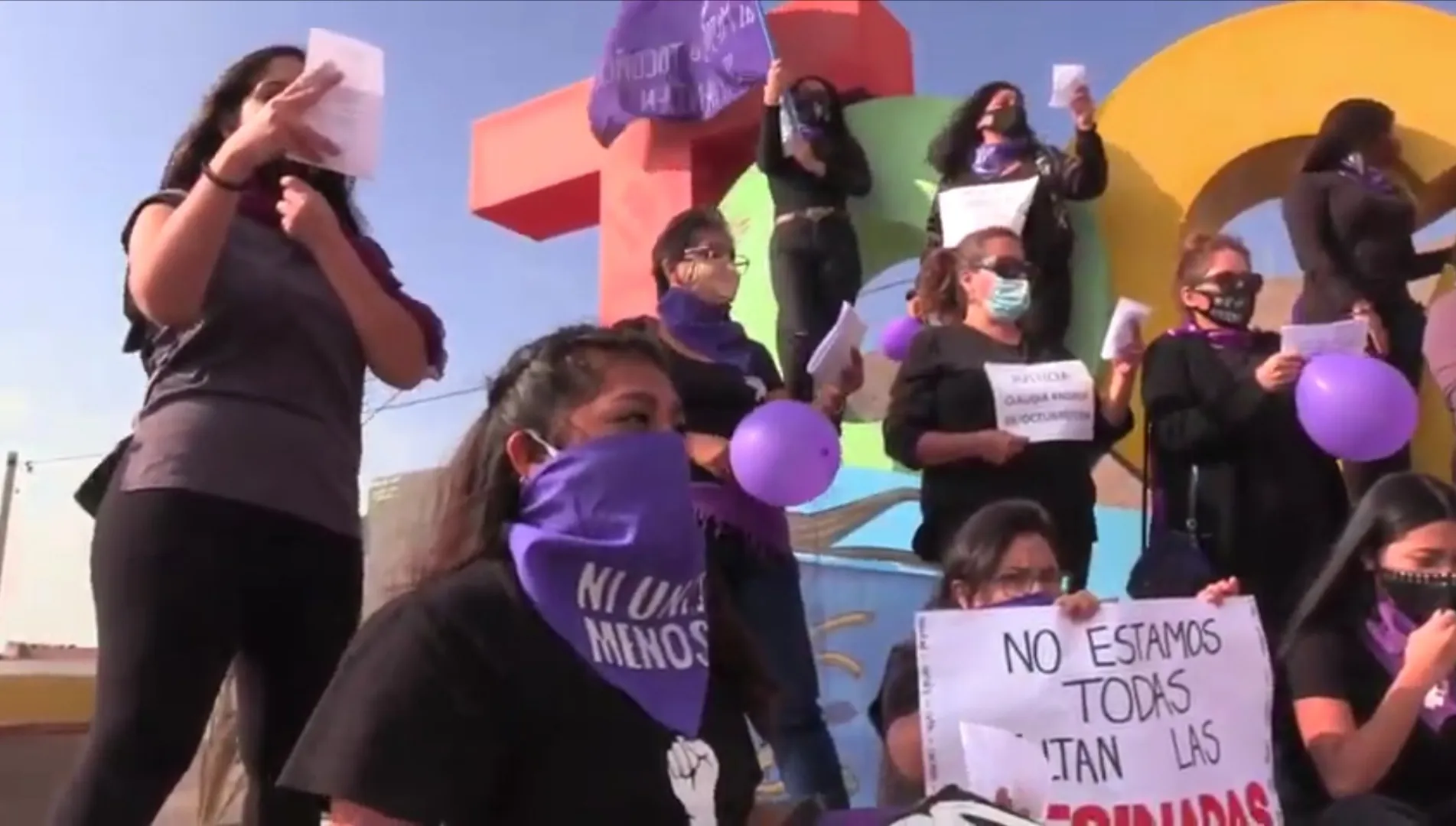 Mujeres tocopillanas realizan intervención urbana denominada "Sin miedo".