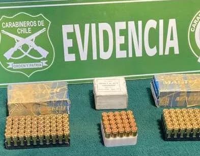 En control vehicular carabineros sorprende a dos personas con 125 municiones.