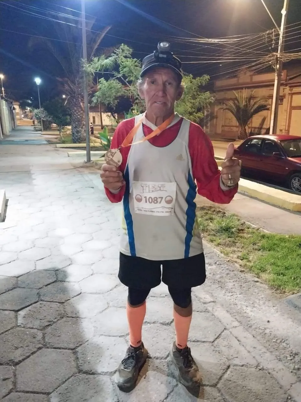 Eduardo Rivera brilla bajo las estrellas: Gana la carrera nocturna en Taltal