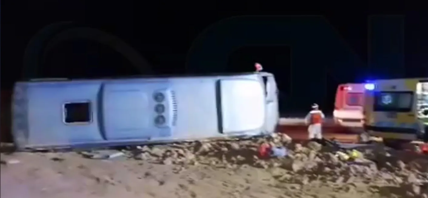 Accidente involucra a un mini bus de traslado de trabajadores en las cercanías de Minera Gaby dej...