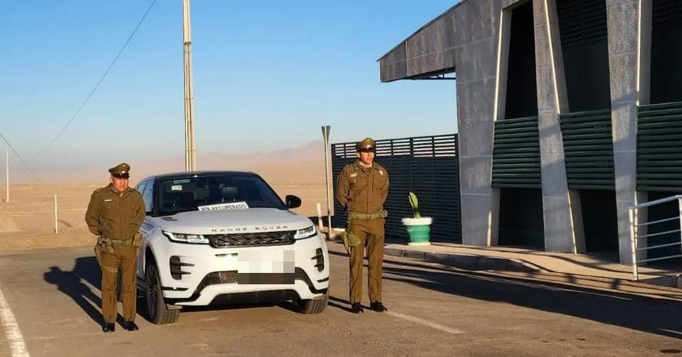 Carabineros de Baquedano evita que camioneta sea sacada del país.