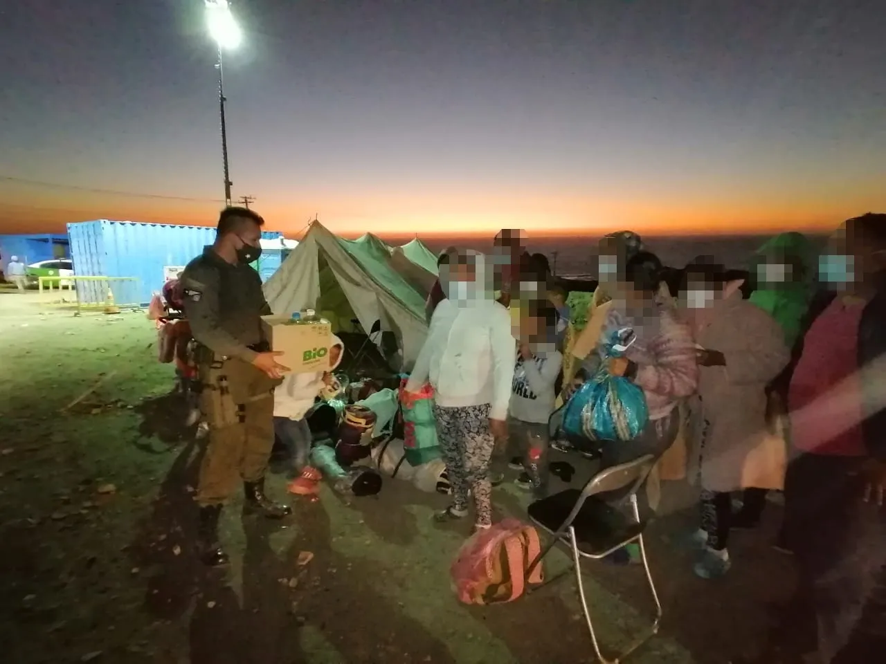 Carabineros presta ayuda a 19 venezolanos que se dirigían a pie Tocopilla.