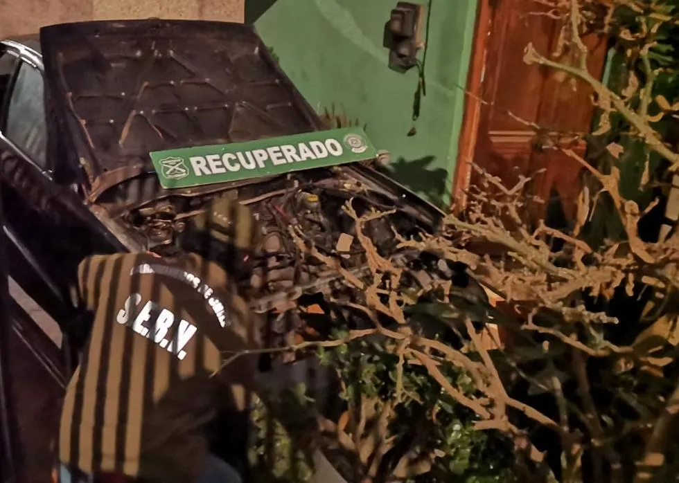 Carabineros recupera vehículo que era desmantelado al interior de una vivienda para vender sus pa...