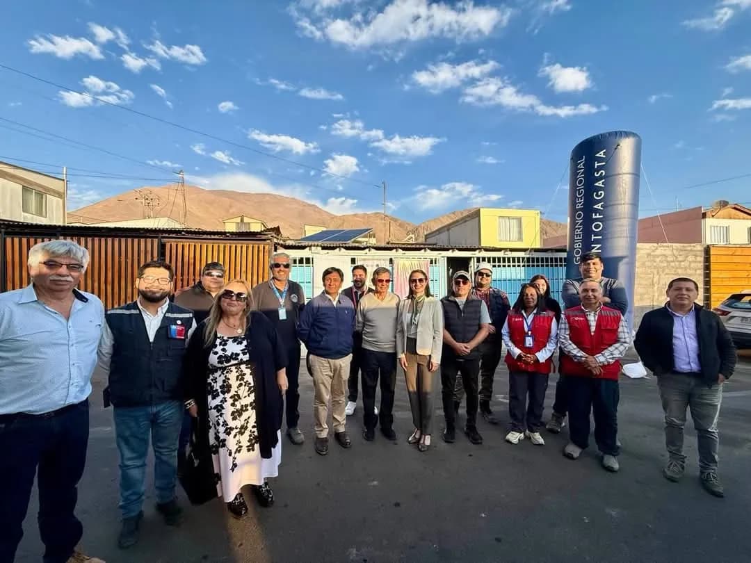 Financiamiento GORE: Programa “Casa Solar Social” conectó sus dos primeras viviendas en ciudad pu...