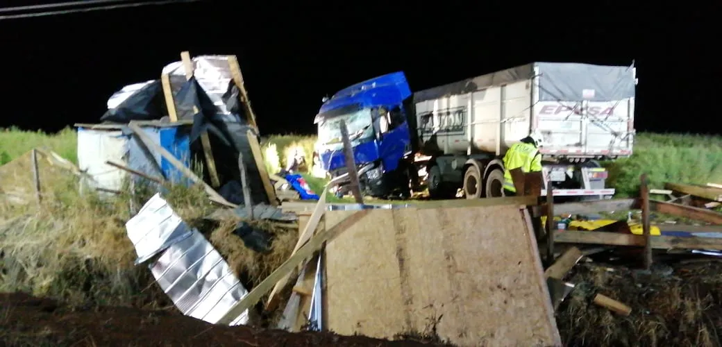 Trágico accidente: Padre e hija fallecen luego de que un camión chocara con el kiosco en el que t...