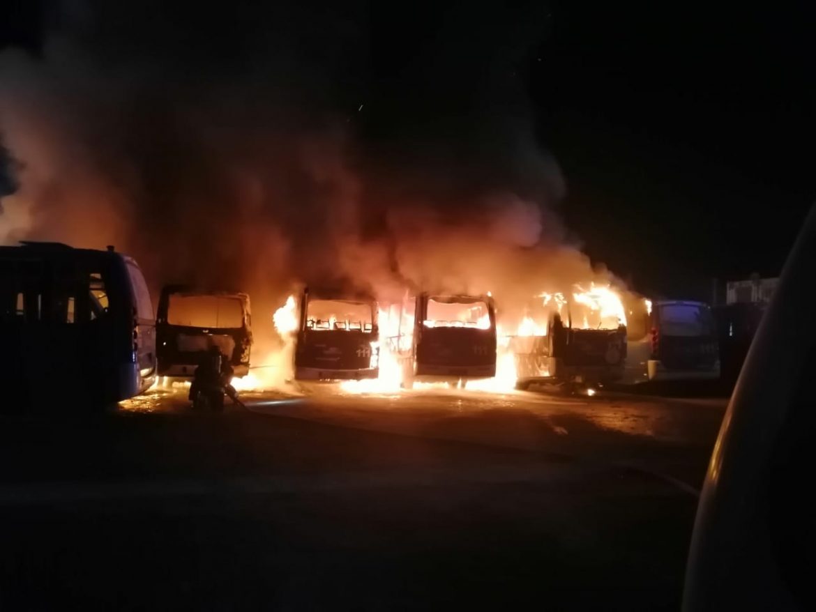Carabineros del LABOCAR y de la SIP investigan incendio que afectó taxibuses en Antofagasta.