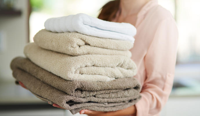 Con qué frecuencia deberías cambiar las toallas de baño y los riesgos para tu salud si no lo haces.