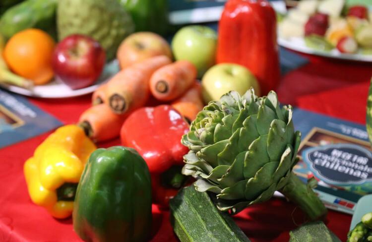 Autoridades lanzan entretenido concurso para escoger la Fruta y Verdura preferida de Chile.