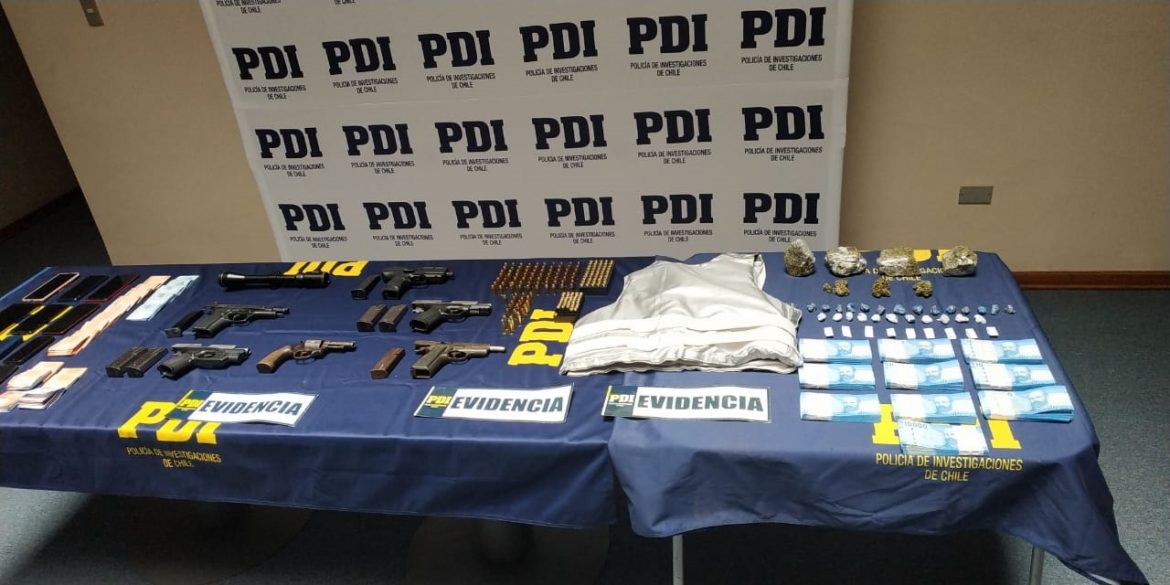Fiscalía y PDI logran detención y prisión preventiva para imputados formalizados por tráfico de drogas y tenencia de armas y municiones.