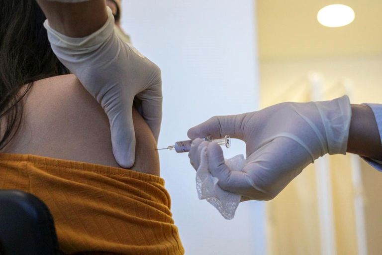 ¡Aprobada la vacuna en Chile! ISP dio el visto bueno a Pfizer. Los expertos aprobaron la vacunación a partir de los 16 años.