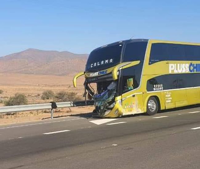 Conductor de automóvil fallece al colisionar con bus Pluss Chile en la ruta D-43 En Ovalle.