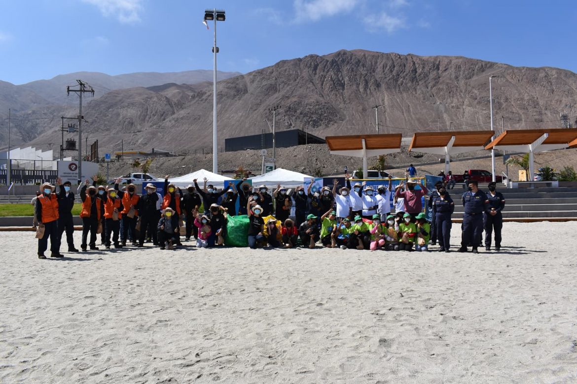 Tocopillanos dejaron la playa como nueva en el Día Internacional de Limpieza de Playas y Costas.