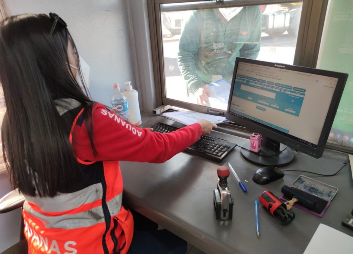Habilitan pago electrónico de impuestos en El Loa y Quillagua, sistema de cobros para viajeros ya está habilitado gracias a trabajo conjunto entre Aduanas y Tesorería.