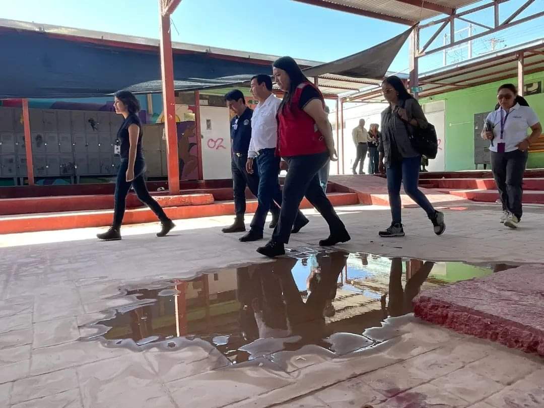 Delegada Provincial de Tocopilla, Rachel Cortés, en terreno en María Elena. Autoridades evalúan impacto de las lluvias en María Elena.