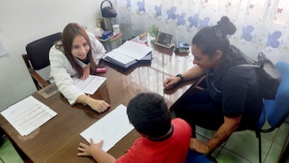 Neuróloga infantil evalúa a estudiantes de la educación municipalizada de Tocopilla.