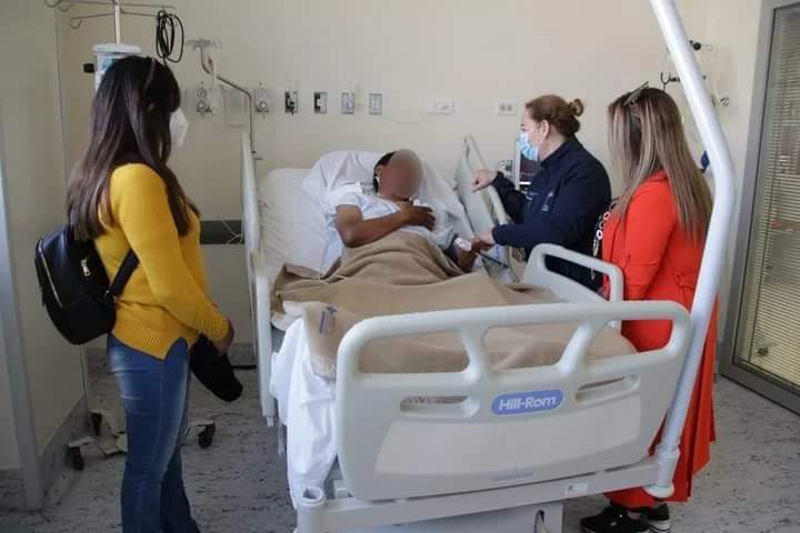 Paciente fue trasladado vía aérea desde Bolivia hasta el Hospital Regional Antofagasta donde llegó al mediodía de este domingo. Camionero chileno está internado en la Unidad de Cuidados Intermedios.