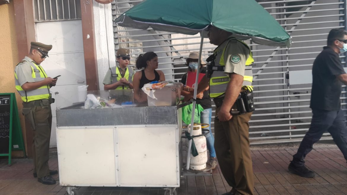 Fiscalización en Antofagasta: Decomisan más de 50 kilos de alimentos y retiran carros adaptados de comerciantes ambulantes