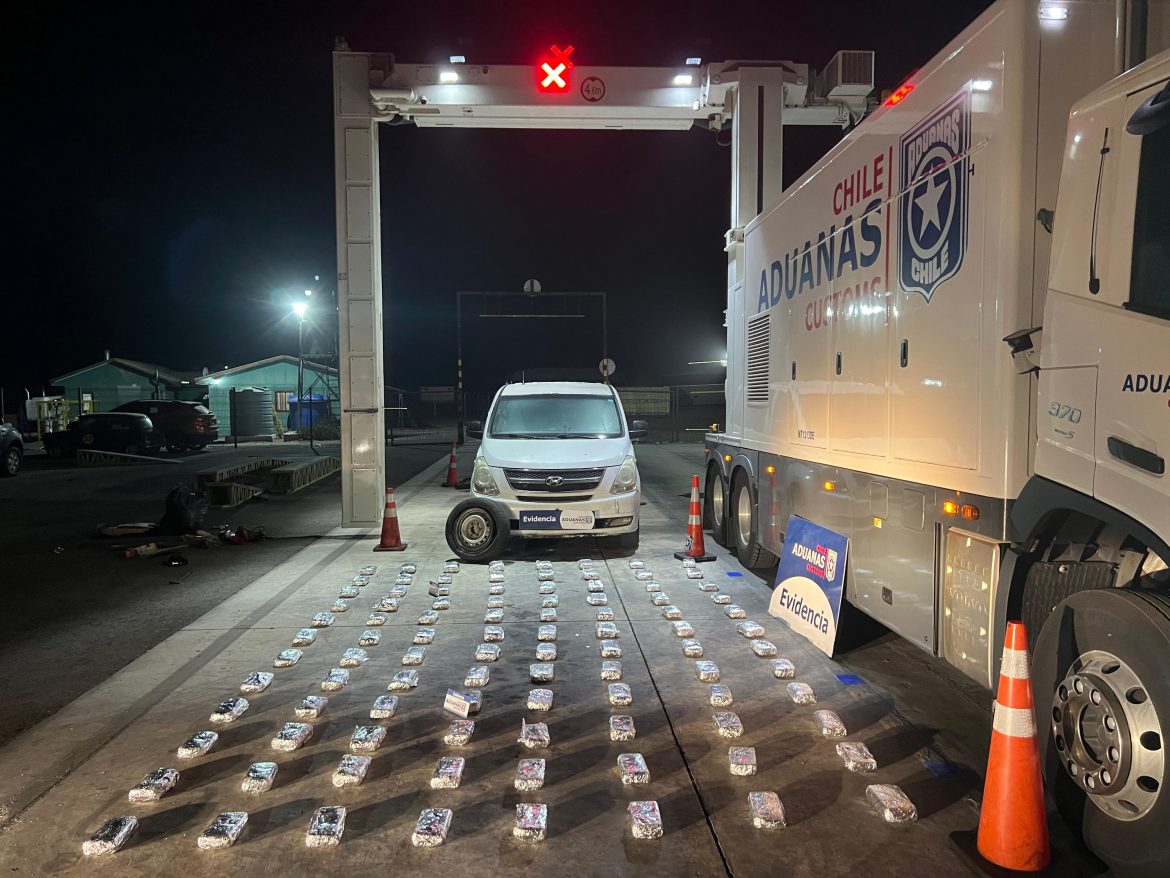 Interceptan vehículo con 99 kilos de droga en aduana El Loa