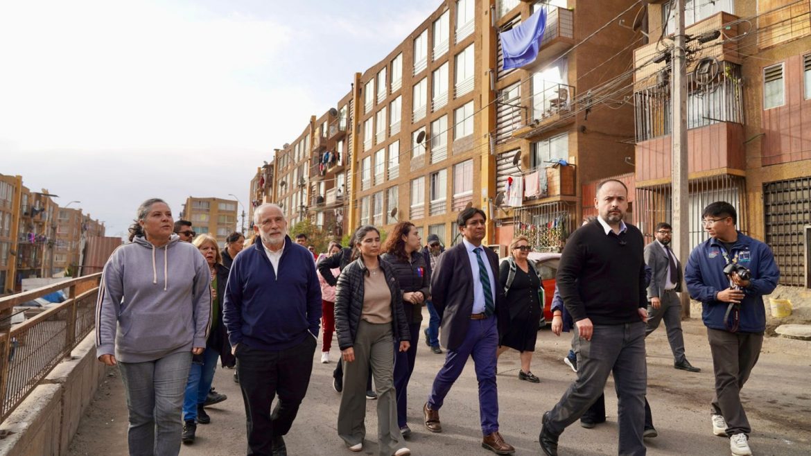 Ministro Montes presenta plan de intervención para dar solución definitiva a familias del conjunto habitacional Alto Covadonga en Tocopilla